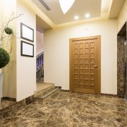 Intensief gebruikte marmeren vloer in hotel lobby in Amsterdam, Noord-Holland