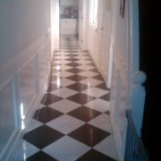 Bianco Carrara Dambordvloer met een hardsteen wiebertje vloer, gereinigd en gepolijst in Amsterdam, Noord-Holland