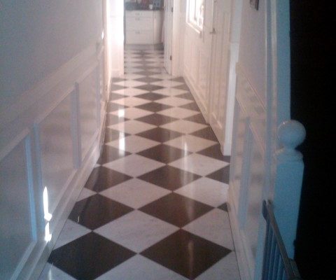 Bianco Carrara Dambordvloer met een hardsteen wiebertje vloer, gereinigd en gepolijst in Amsterdam, Noord-Holland