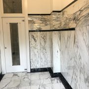 Marmeren wandbekleding in Amsterdam, Noord-Holland